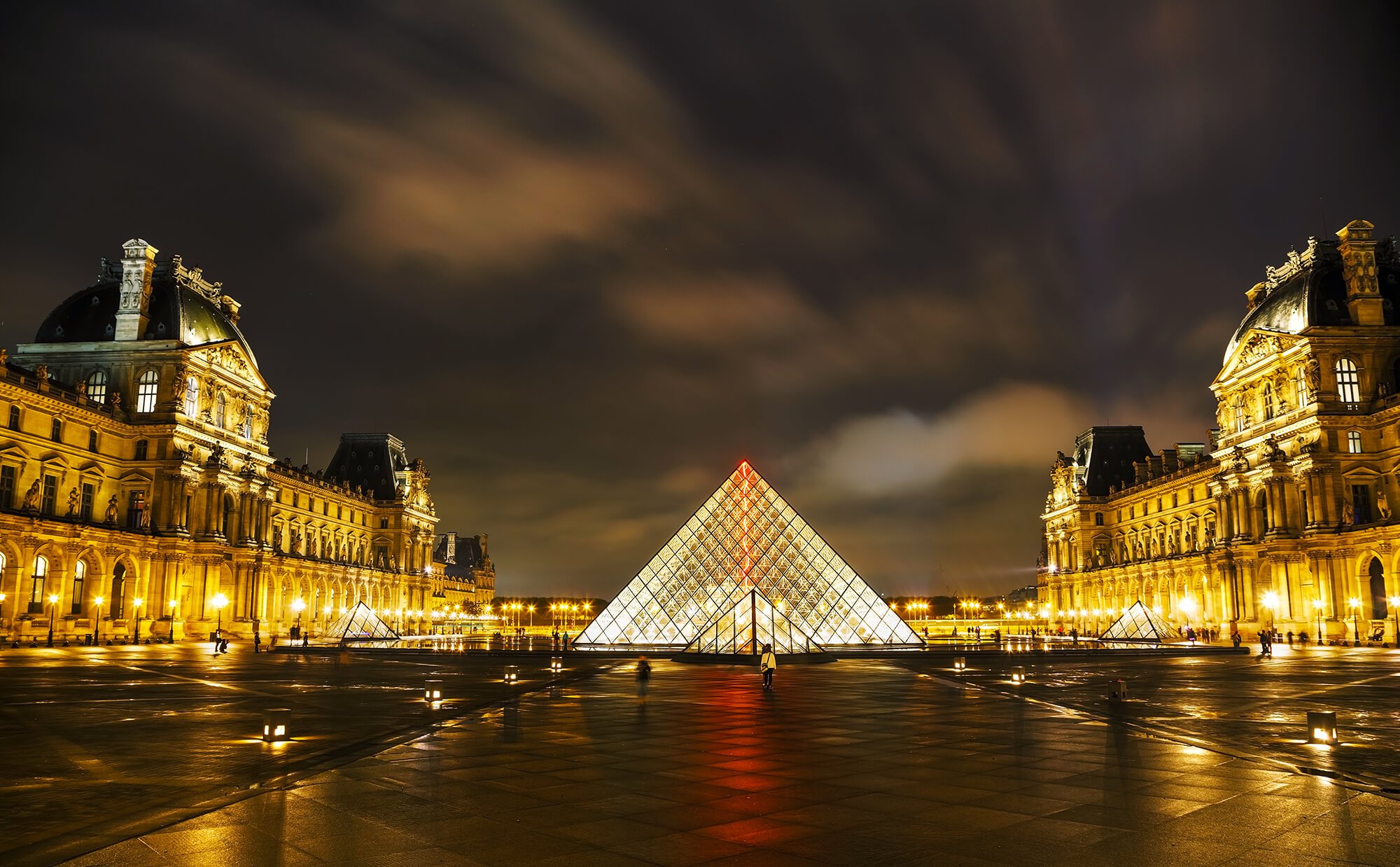 Louvre Pyramid - Trendynesia